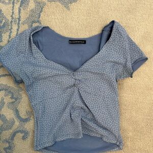 Brandy Melville cropped blue floral tee